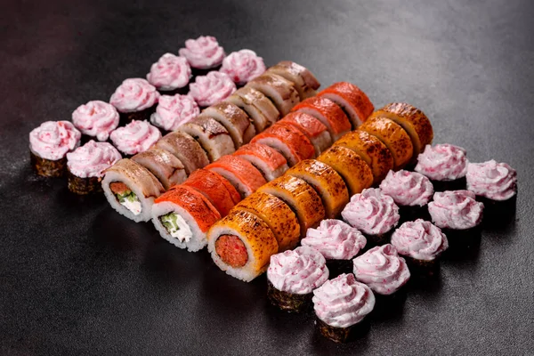 En iyi balık ve deniz ürünlerinden yapılmış taze suşi dürümleri. Japon mutfağı.