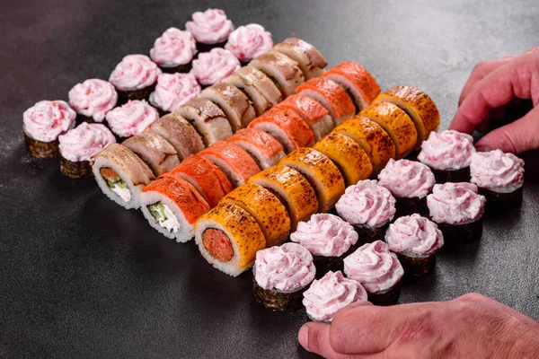 En iyi balık ve deniz ürünlerinden yapılmış taze suşi dürümleri. Japon mutfağı.