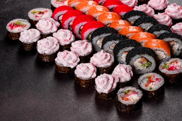 Świeże Bułki Sushi Przygotowane Najlepszych Odmian Ryb Owoców Morza Kuchnia — Zdjęcie stockowe