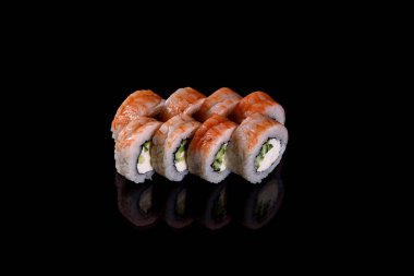 Karanlık bir arka planda taze, lezzetli suşi ruloları. Japon mutfağının elementleri