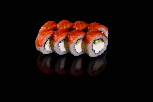 暗い背景に新鮮なおいしい美しい寿司ロール 日本料理の要素 — ストック写真