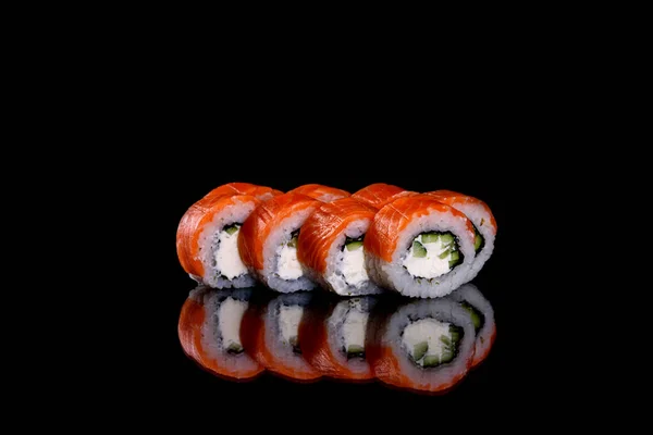 Frescos Deliciosos Rollos Sushi Sobre Fondo Oscuro Elementos Cocina Japonesa —  Fotos de Stock