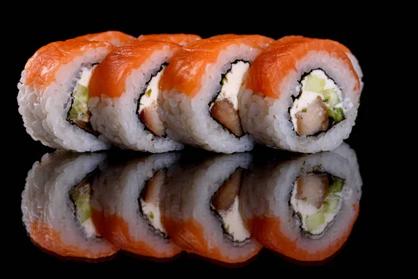 Frescos Deliciosos Rollos Sushi Sobre Fondo Oscuro Elementos Cocina Japonesa — Foto de Stock