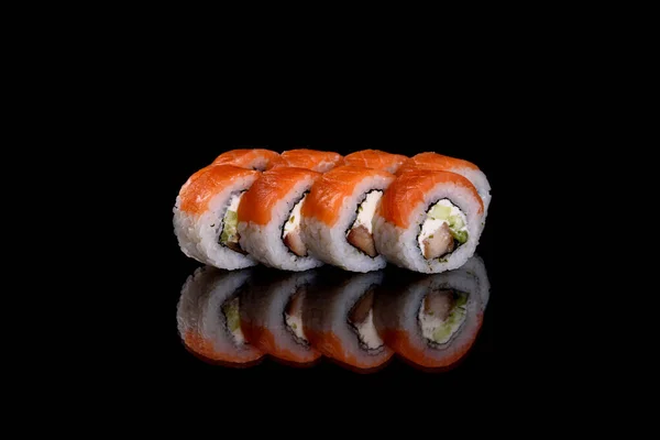 Świeże Pyszne Sushi Bułki Ciemnym Tle Elementy Kuchni Japońskiej — Zdjęcie stockowe