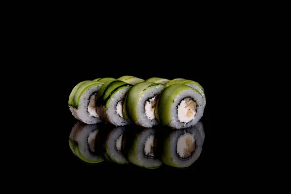 暗い背景に新鮮なおいしい美しい寿司ロール 日本料理の要素 — ストック写真