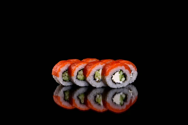 Frescos Deliciosos Rollos Sushi Sobre Fondo Oscuro Elementos Cocina Japonesa —  Fotos de Stock