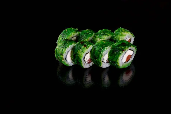 Frescos Deliciosos Rollos Sushi Sobre Fondo Oscuro Elementos Cocina Japonesa —  Fotos de Stock