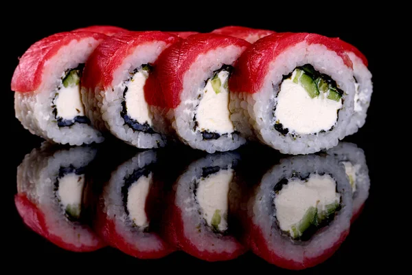 Friss Ízletes Gyönyörű Sushi Tekercsek Sötét Háttérrel Japán Konyha Elemei — Stock Fotó