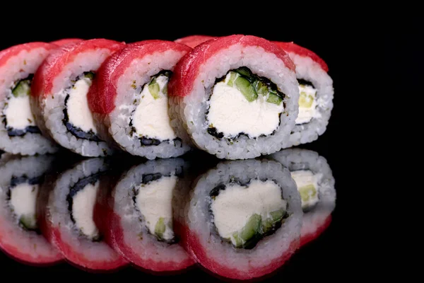 Frescos Deliciosos Rollos Sushi Sobre Fondo Oscuro Elementos Cocina Japonesa —  Fotos de Stock