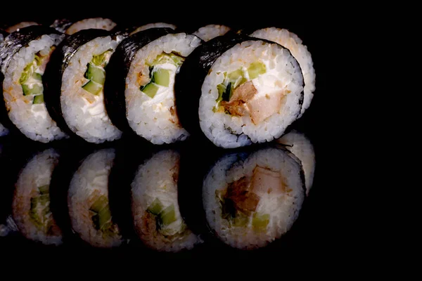 Frescos Deliciosos Rollos Sushi Sobre Fondo Oscuro Elementos Cocina Japonesa —  Fotos de Stock