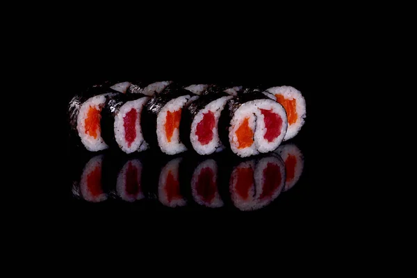 Karanlık Bir Arka Planda Taze Lezzetli Suşi Ruloları Japon Mutfağının — Stok fotoğraf