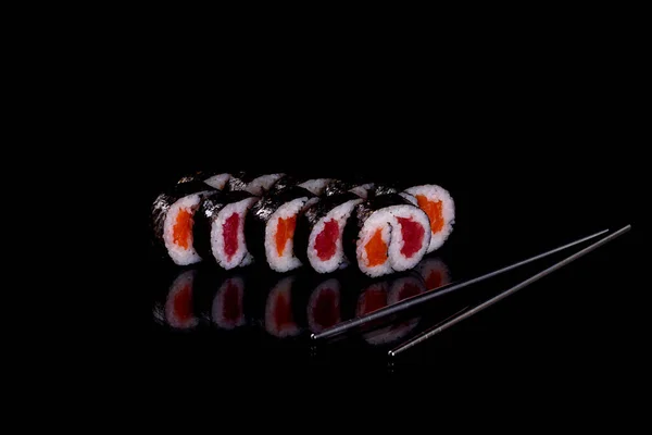 Frescos Deliciosos Rollos Sushi Sobre Fondo Oscuro Elementos Cocina Japonesa —  Fotos de Stock