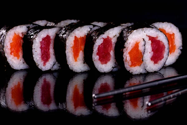 Frescos Deliciosos Rollos Sushi Sobre Fondo Oscuro Elementos Cocina Japonesa —  Fotos de Stock