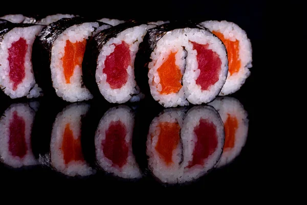 Frescos Deliciosos Rollos Sushi Sobre Fondo Oscuro Elementos Cocina Japonesa —  Fotos de Stock