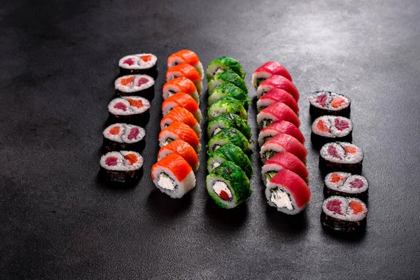 Čerstvé Lahodné Krásné Sushi Rolky Tmavém Pozadí Prvky Japonské Kuchyně — Stock fotografie