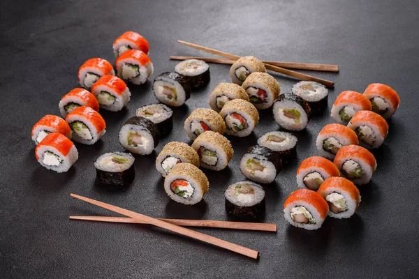 Frische Köstliche Sushi Rollen Auf Dunklem Hintergrund Elemente Der Japanischen — Stockfoto