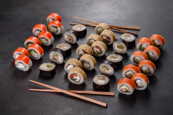 Čerstvé Lahodné Krásné Sushi Rolky Tmavém Pozadí Prvky Japonské Kuchyně — Stock fotografie