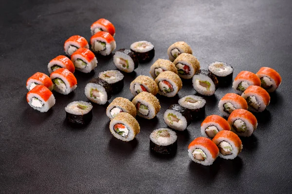 Čerstvé Lahodné Krásné Sushi Rolky Tmavém Pozadí Prvky Japonské Kuchyně — Stock fotografie