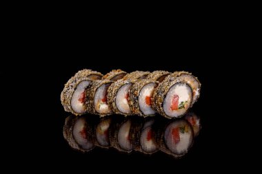 Karanlık bir arka planda taze, lezzetli suşi ruloları. Japon mutfağının elementleri