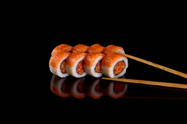 Friss Ízletes Gyönyörű Sushi Tekercsek Sötét Háttérrel Japán Konyha Elemei — Stock Fotó