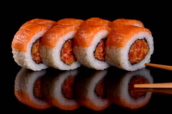 Délicieux Sushis Frais Délicieux Roulent Sur Fond Sombre Éléments Cuisine — Photo