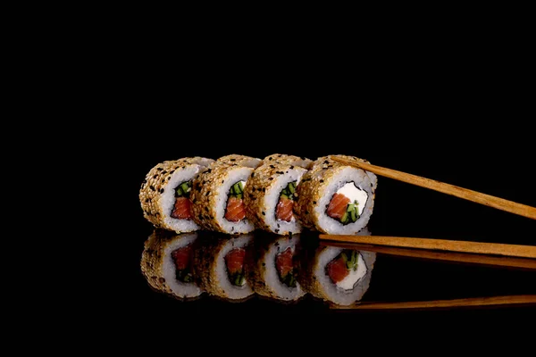 Frische Köstliche Sushi Rollen Auf Dunklem Hintergrund Elemente Der Japanischen — Stockfoto