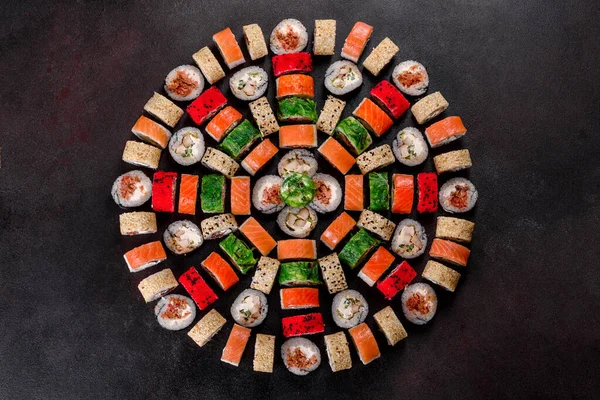 新鲜美味的美味寿司在黑暗的背景下滚动 日本料理的元素 — 图库照片