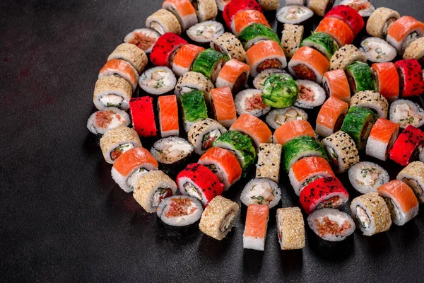 Frische Köstliche Sushi Rollen Auf Dunklem Hintergrund Elemente Der Japanischen — Stockfoto