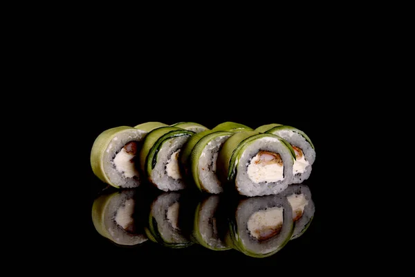 Świeże Pyszne Sushi Bułki Ciemnym Tle Elementy Kuchni Japońskiej — Zdjęcie stockowe