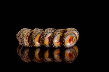 Karanlık bir arka planda taze, lezzetli suşi ruloları. Japon mutfağının elementleri