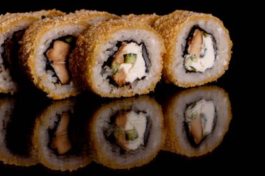 Karanlık bir arka planda taze, lezzetli suşi ruloları. Japon mutfağının elementleri