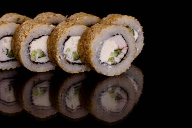 Karanlık bir arka planda taze, lezzetli suşi ruloları. Japon mutfağının elementleri
