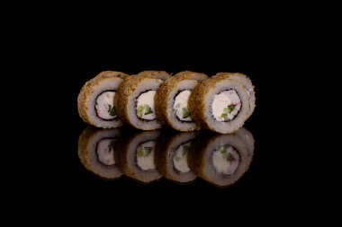 Karanlık bir arka planda taze, lezzetli suşi ruloları. Japon mutfağının elementleri