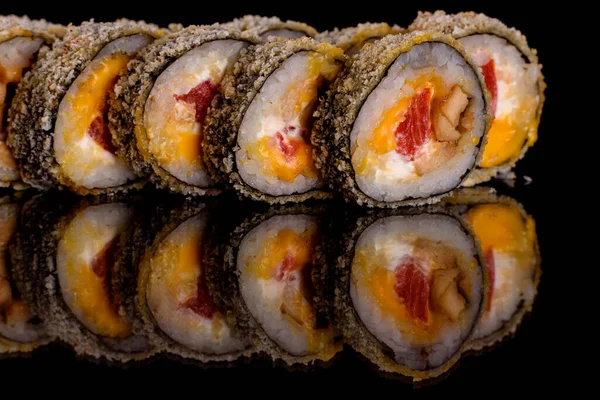 Karanlık bir arka planda taze, lezzetli suşi ruloları. Japon mutfağının elementleri