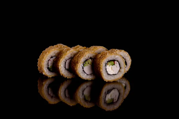 新鲜美味的美味寿司在黑暗的背景下滚动 日本料理的元素 — 图库照片