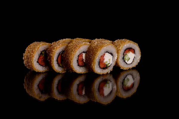 Frescos Deliciosos Rollos Sushi Sobre Fondo Oscuro Elementos Cocina Japonesa —  Fotos de Stock