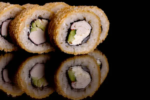 Frescos Deliciosos Rollos Sushi Sobre Fondo Oscuro Elementos Cocina Japonesa — Foto de Stock