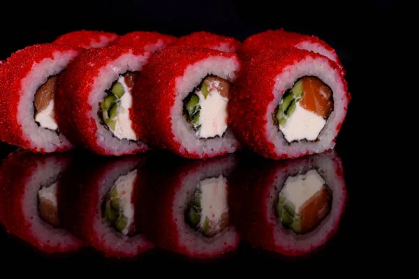 Świeże Pyszne Sushi Bułki Ciemnym Tle Elementy Kuchni Japońskiej — Zdjęcie stockowe