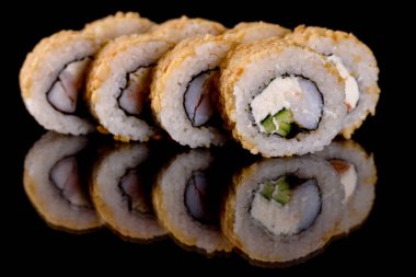 Karanlık bir arka planda taze, lezzetli suşi ruloları. Japon mutfağının elementleri