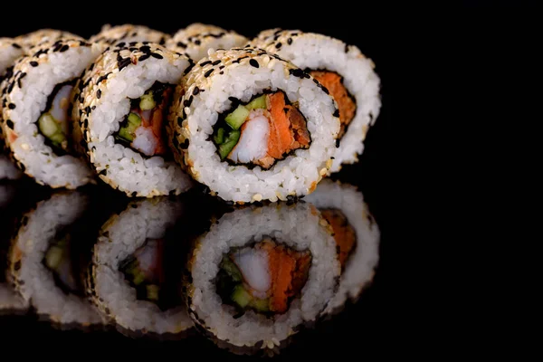 Frescos Deliciosos Rollos Sushi Sobre Fondo Oscuro Elementos Cocina Japonesa —  Fotos de Stock