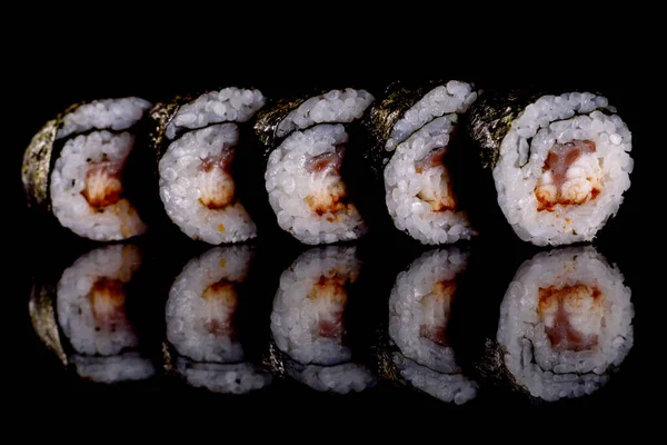 Friss Ízletes Gyönyörű Sushi Tekercsek Sötét Háttérrel Japán Konyha Elemei — Stock Fotó