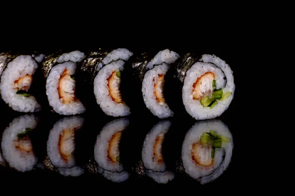 Čerstvé Lahodné Krásné Sushi Rolky Tmavém Pozadí Prvky Japonské Kuchyně — Stock fotografie