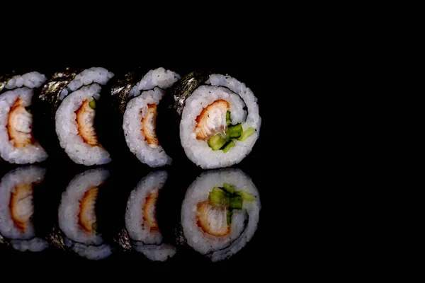 Frescos Deliciosos Rollos Sushi Sobre Fondo Oscuro Elementos Cocina Japonesa — Foto de Stock