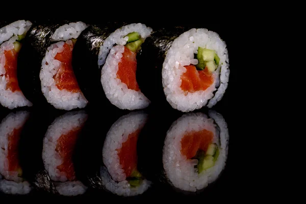 Čerstvé Lahodné Krásné Sushi Rolky Tmavém Pozadí Prvky Japonské Kuchyně — Stock fotografie