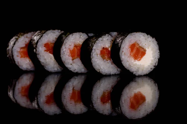 Friss Ízletes Gyönyörű Sushi Tekercsek Sötét Háttérrel Japán Konyha Elemei — Stock Fotó