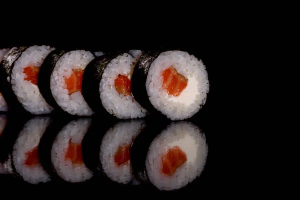 Fresco Delizioso Bel Sushi Rotoli Uno Sfondo Scuro Elementi Cucina — Foto Stock