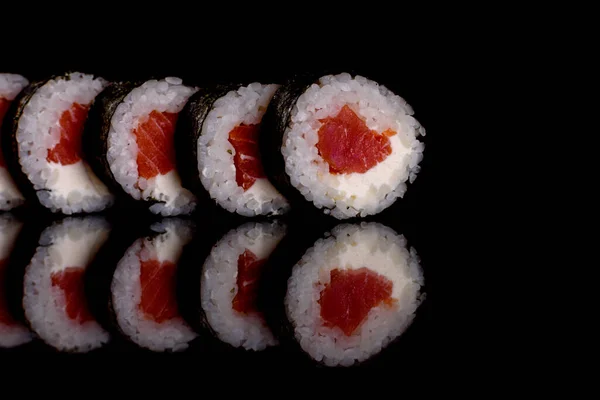 Frescos Deliciosos Rollos Sushi Sobre Fondo Oscuro Elementos Cocina Japonesa —  Fotos de Stock