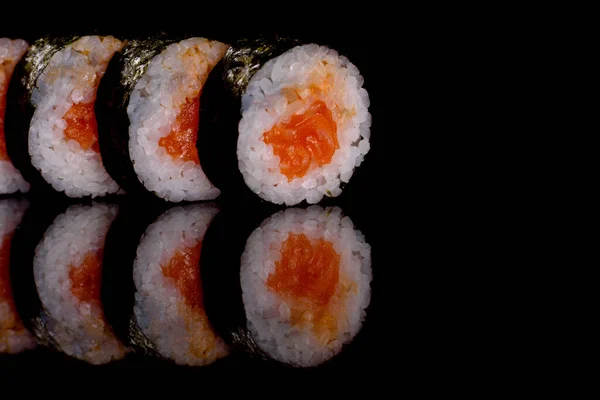 Frescos Deliciosos Rollos Sushi Sobre Fondo Oscuro Elementos Cocina Japonesa —  Fotos de Stock