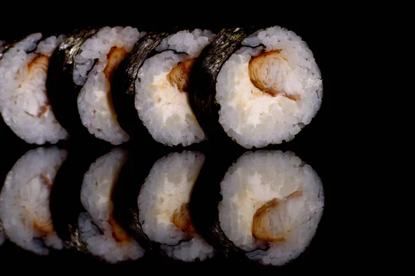 Frescos Deliciosos Rollos Sushi Sobre Fondo Oscuro Elementos Cocina Japonesa —  Fotos de Stock