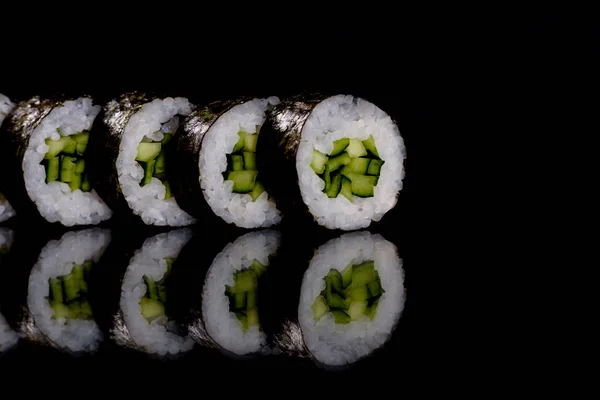 Frescos Deliciosos Rollos Sushi Sobre Fondo Oscuro Elementos Cocina Japonesa —  Fotos de Stock